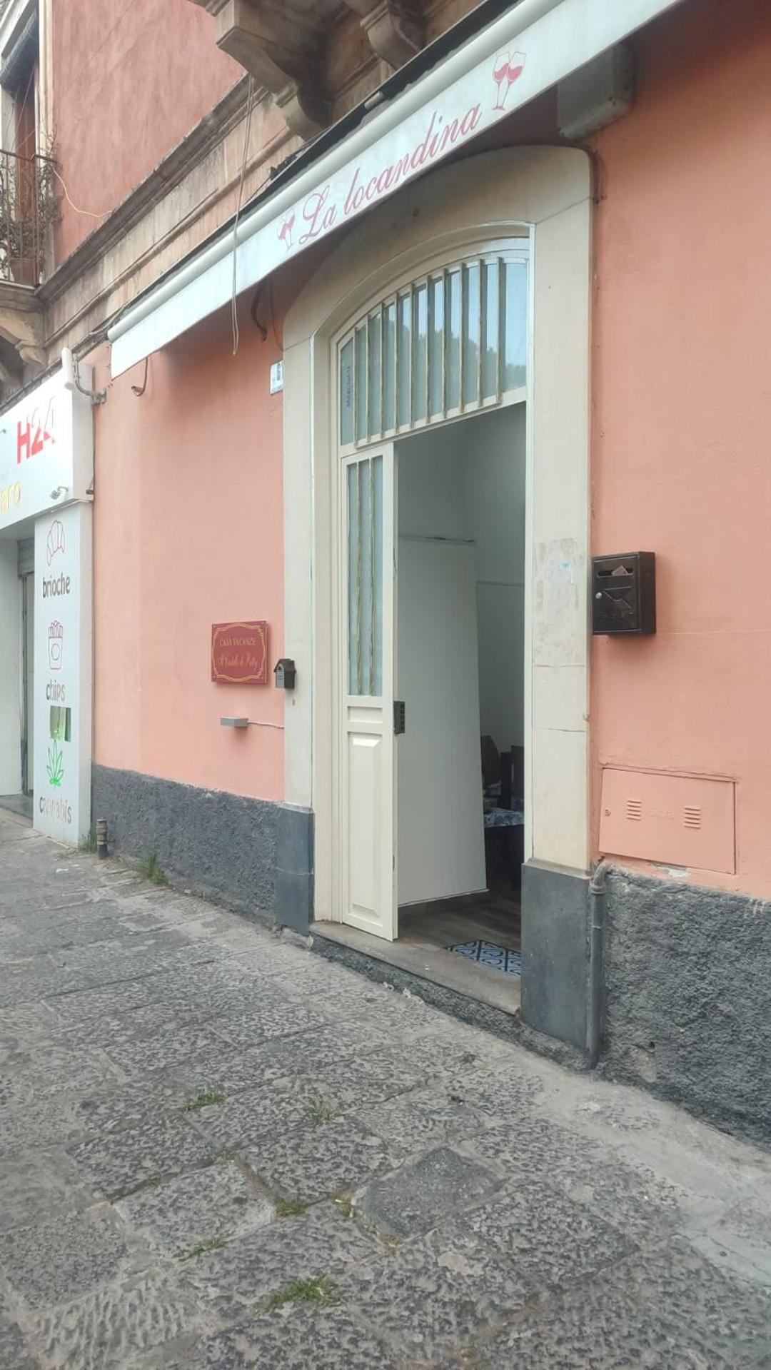 Il Castello Di Patty Apartment Catania Bagian luar foto