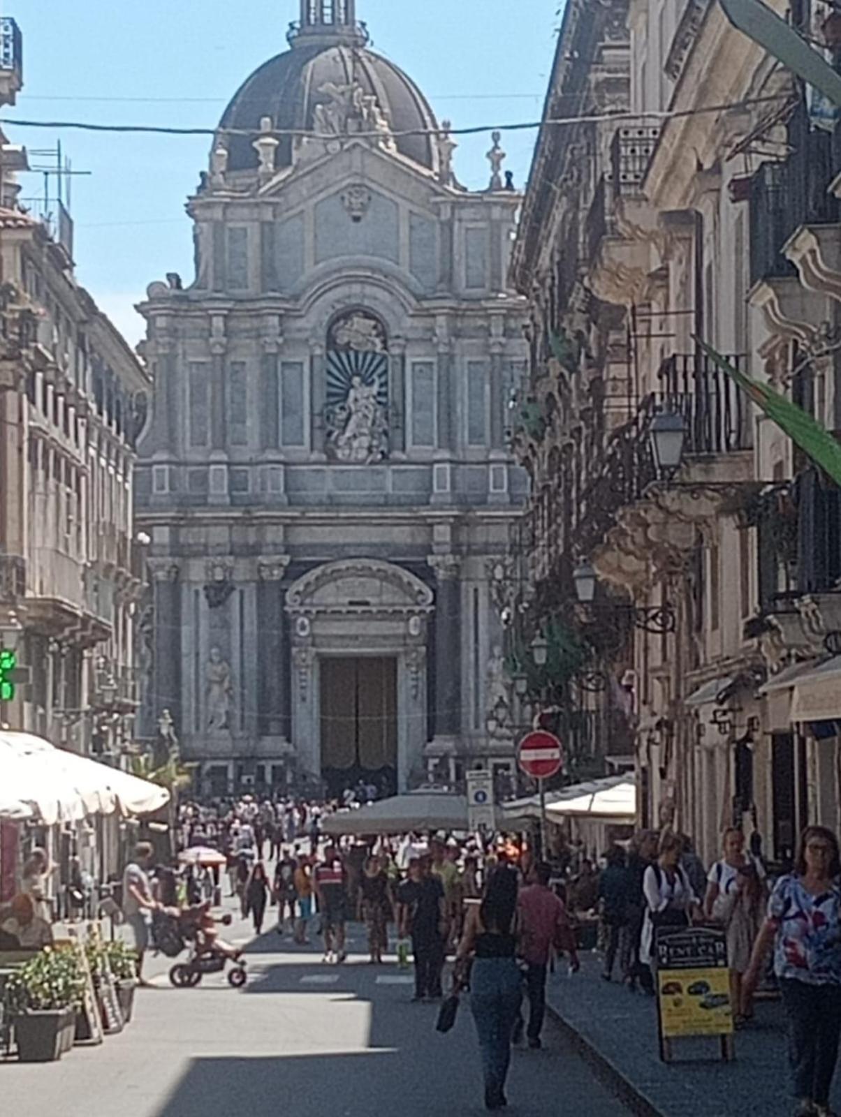 Il Castello Di Patty Apartment Catania Bagian luar foto